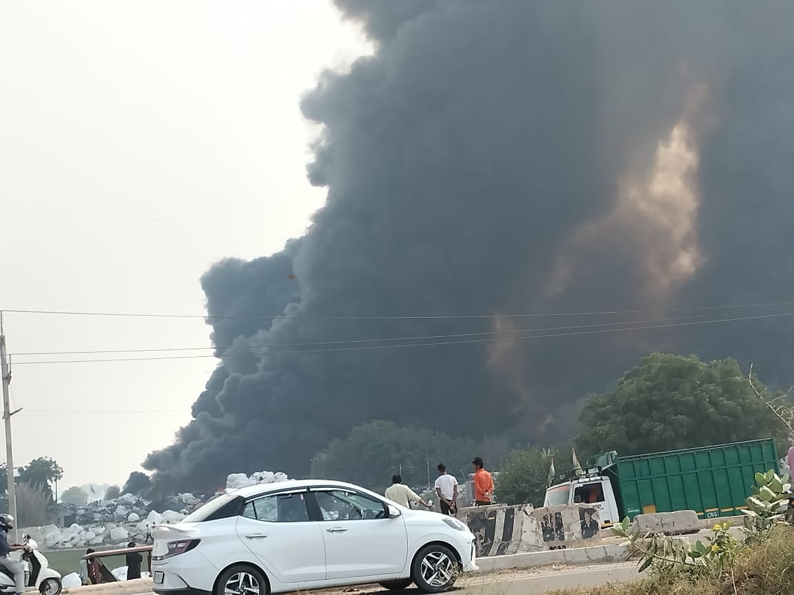 Fire broke out in junk, 5 vehicles brought under control in 3 hours