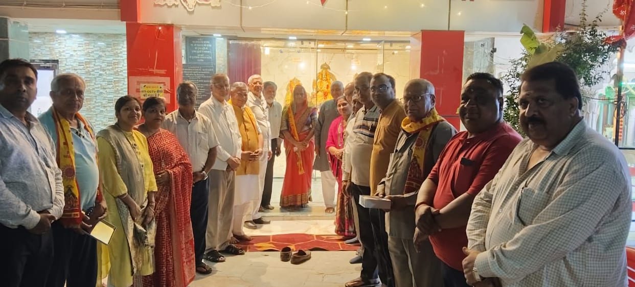 Aarti of Maharaja Agrasen and Mahalaxmi was performed by lighting 51 lamps
