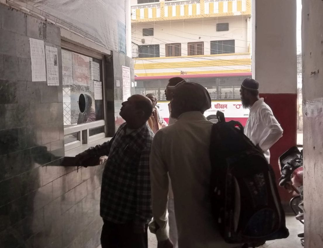 Roadways bus going to Hardoi was suddenly cancelled, passengers got stranded