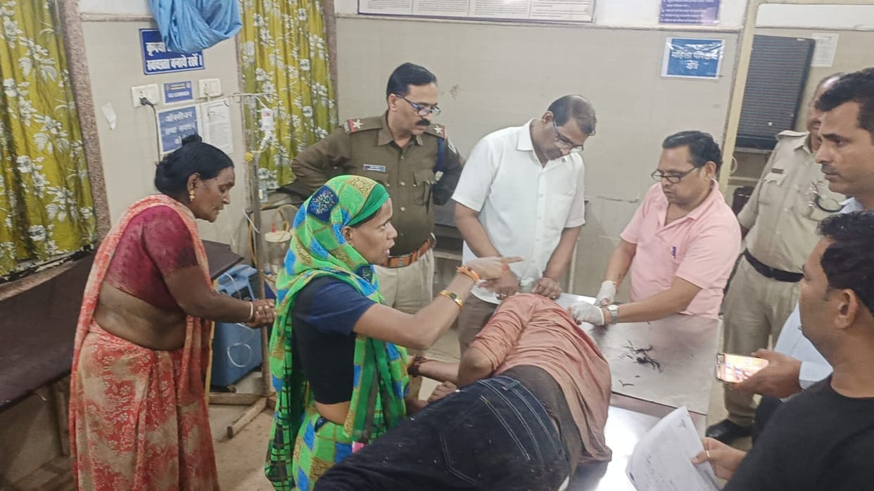 damoh Dispute between two parties, one youth was attacked with a knife and thrown into the pond