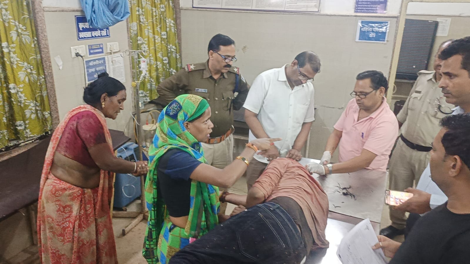 जिला अस्पताल में घायल