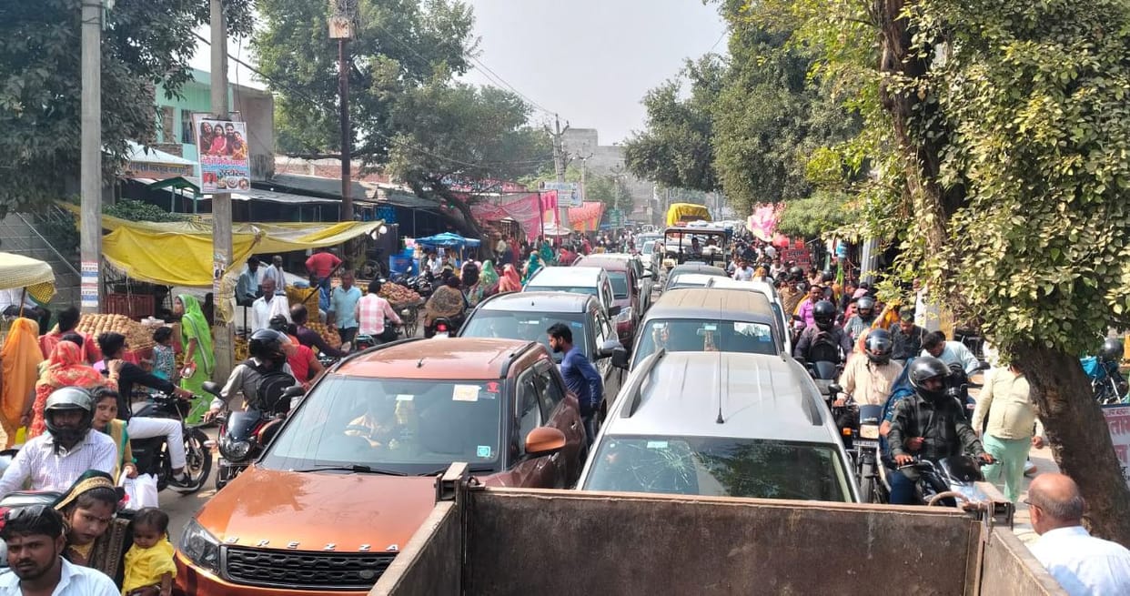 Vehicles entered randomly, jam lasting for hours