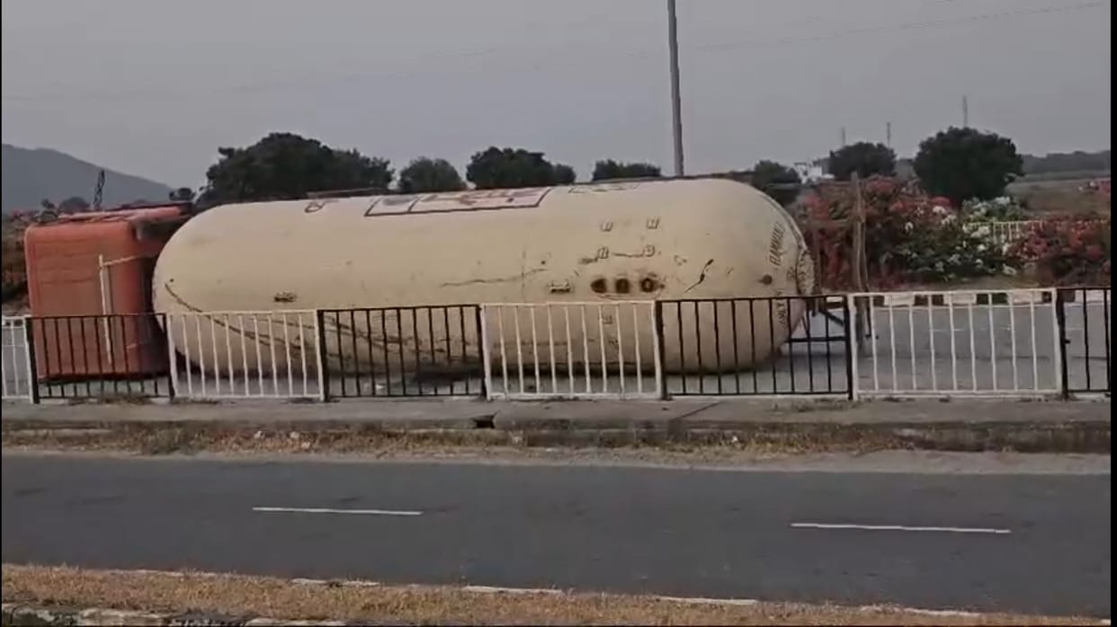 A tanker full of gas overturned on the road after losing balance near Nangal Nuniya
