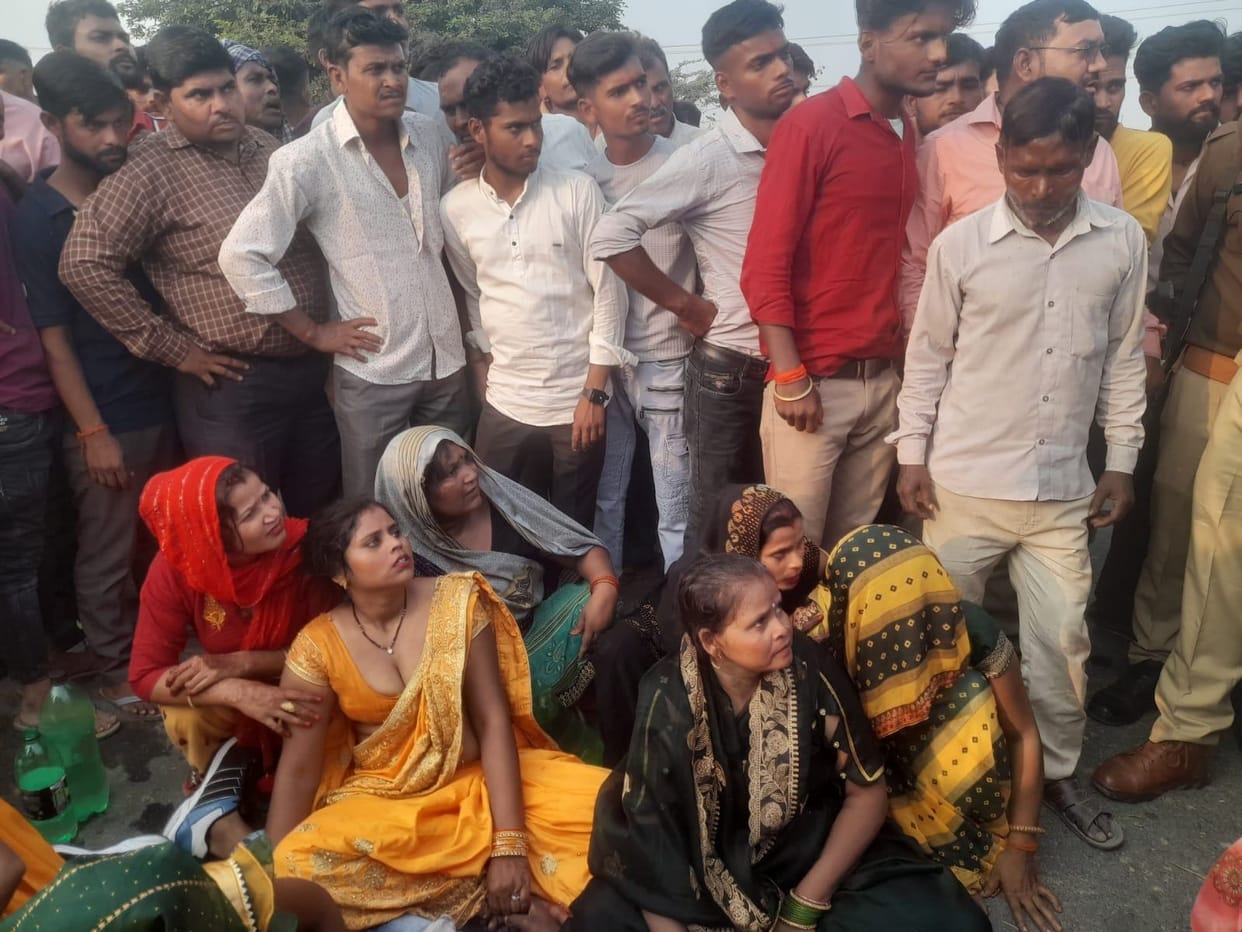 Private bus crushes two youths on Aunchha Road, death