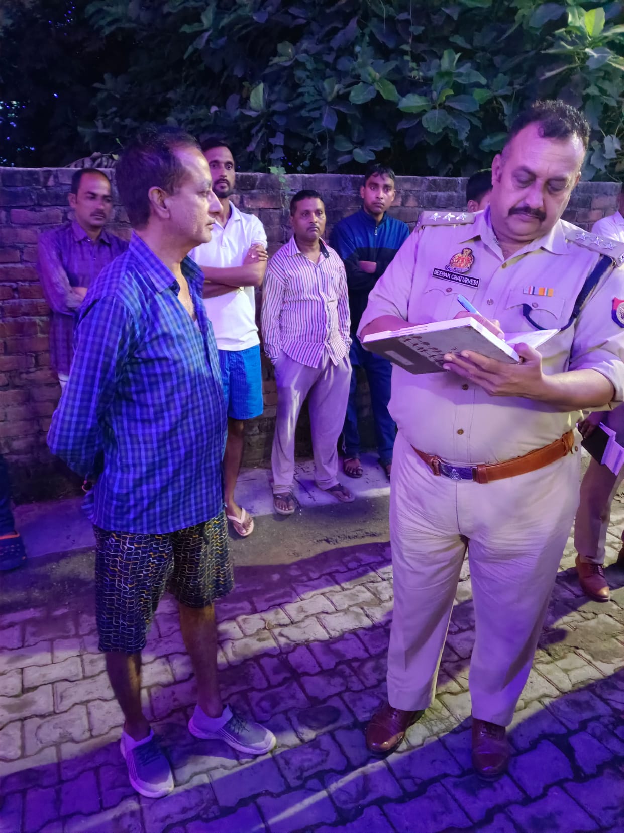 The house owner opened fire on the miscreants who entered the house with the intention of theft, two injured