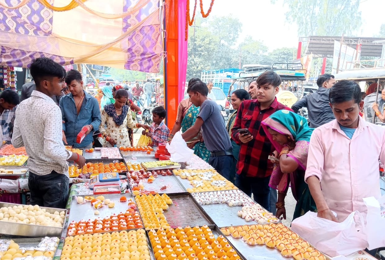 Sisters applied tilak on the forehead of their brothers... took a vow to protect them