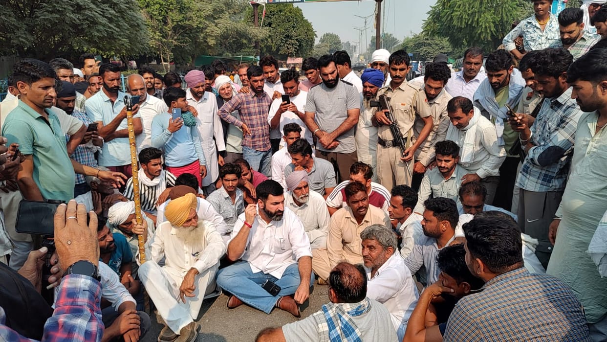Alleging irregularities in DAP distribution, farmers blocked Dabwali road