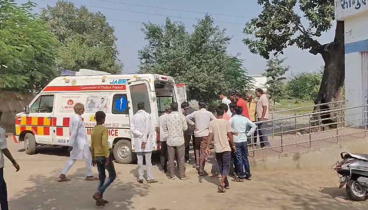 Motorcycle riders hit by unknown vehicle: one dead in sagar
