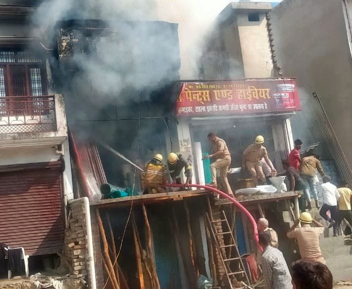 Hardware shop caught fire due to short circuit, loss worth lakhs