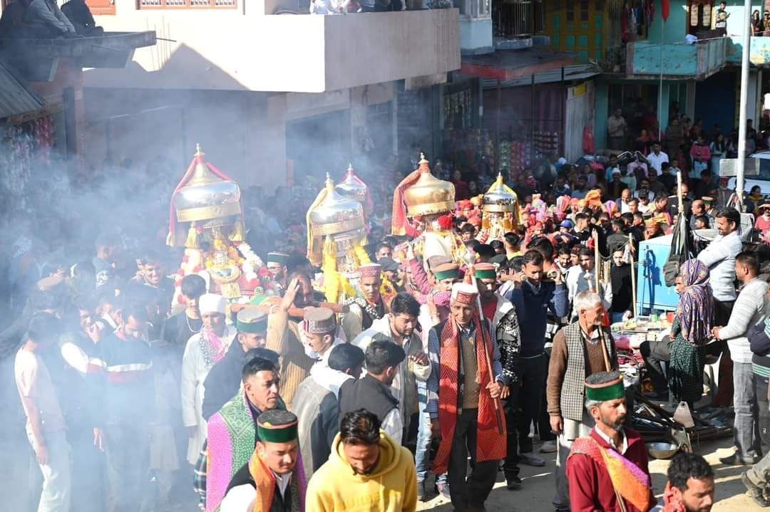The atmosphere became devotional with divine tunes, a procession was taken out from the fair venue to the market.