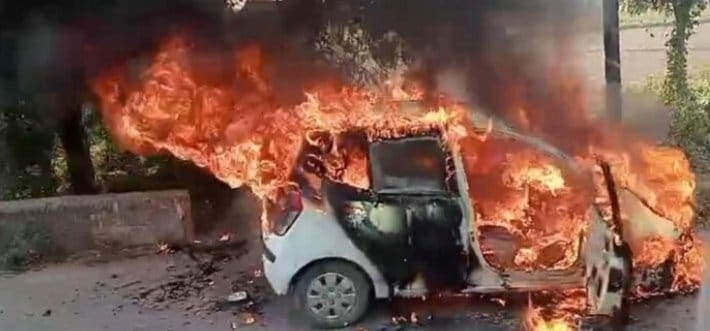 Fire broke out in a moving car, driver and niece jumped to save their lives