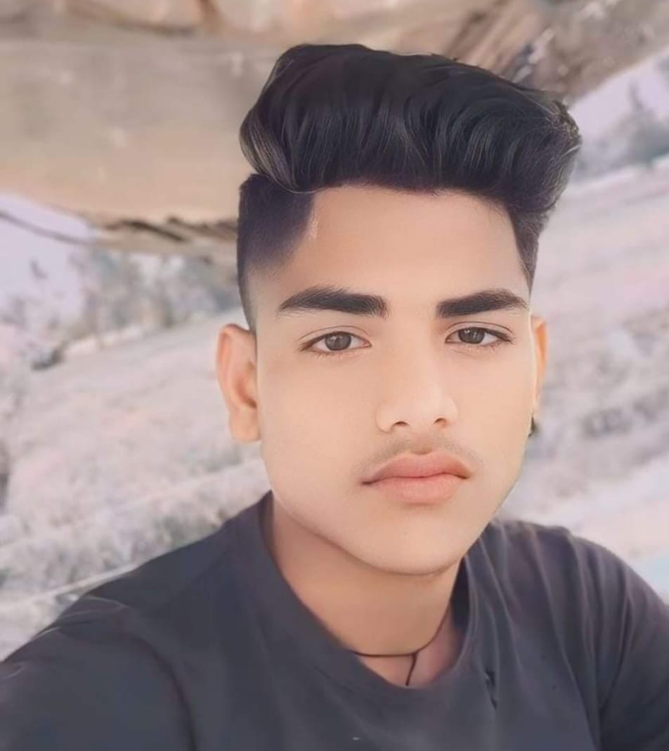 Dead body of teenager found hanging on a tree, suspicion of murder