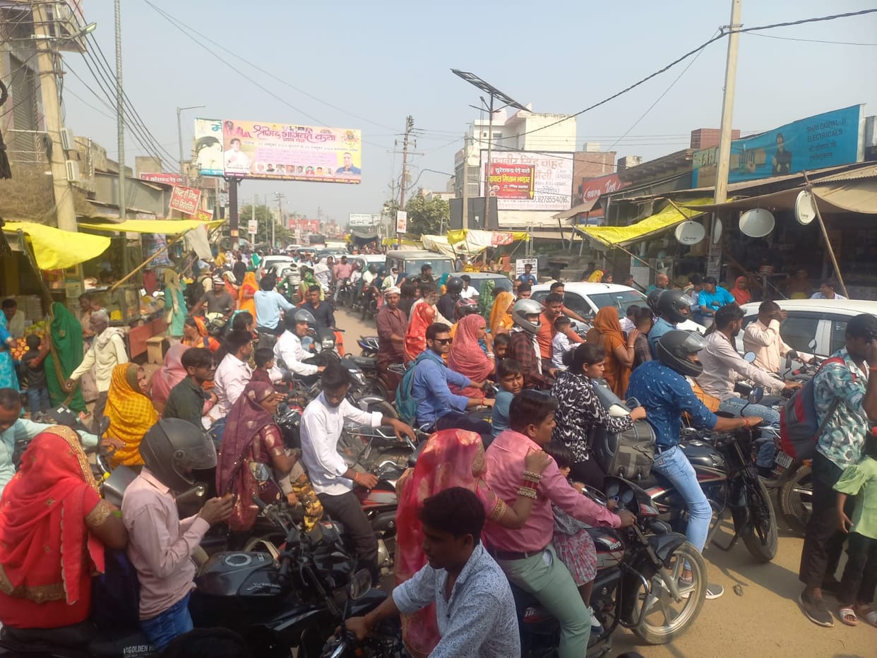 Traffic system collapsed, vehicles stopped due to jam