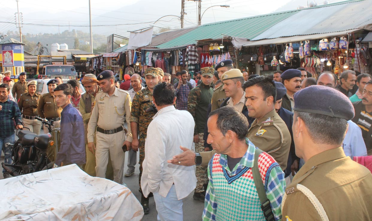 Administration's crackdown on encroachment, 10 street vendors removed, goods of five shopkeepers confiscated