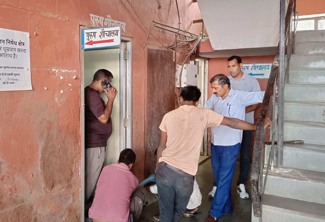 Got the toilets cleaned and fixed the broken doors at Narnaul bus stand.