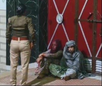 Newly married daughter-in-law's protest at in-laws' gate, police silent