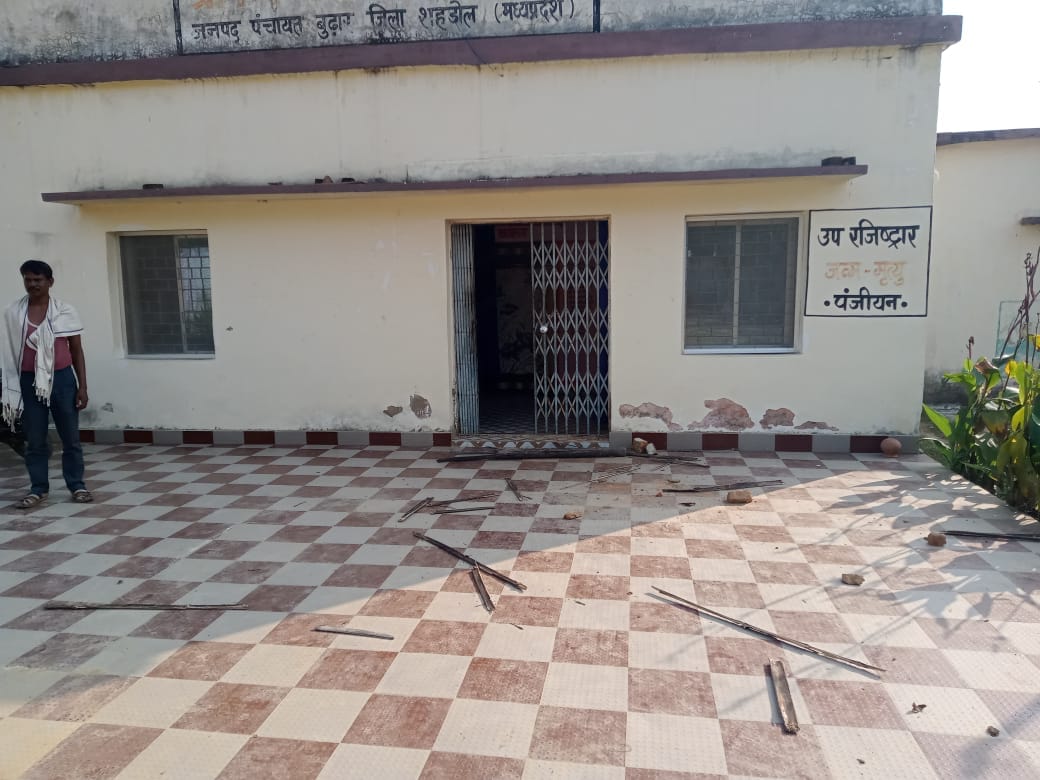 Youth vandalized Panchayat building with a stick, abused the secretary in shahdol