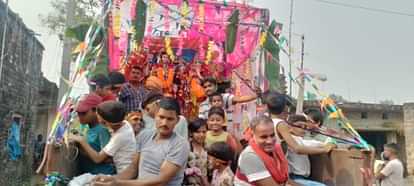 Immersion was done after worshiping Shri Ganesh and Mata Lakshmi.