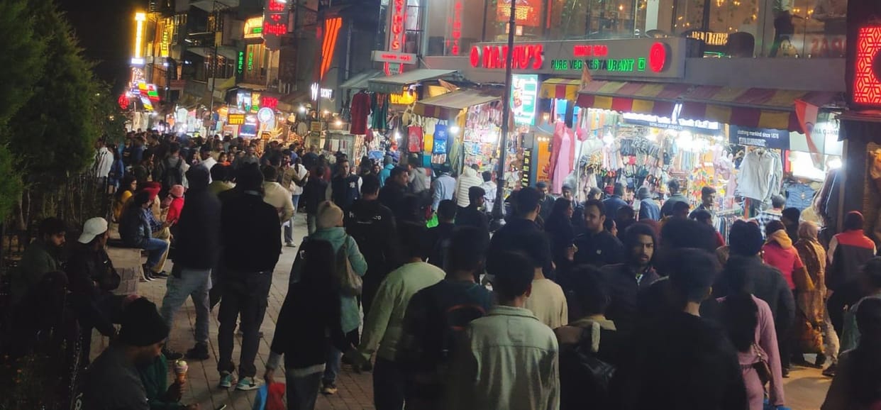 Tourists reached Manali to get refreshment from the suffocating air of Delhi.