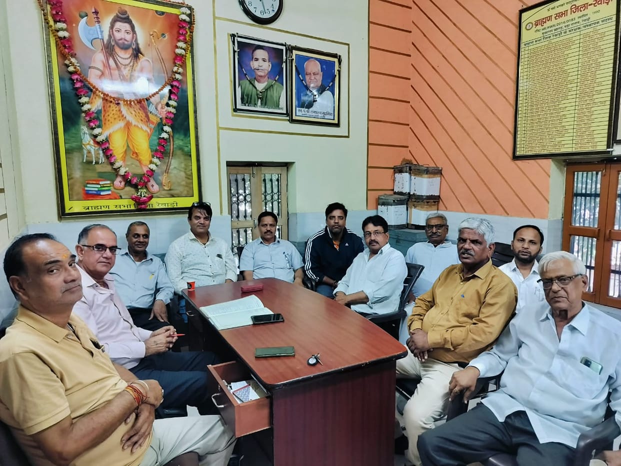 Ramesh became press secretary of Brahmin Sabha and Hemant became manager.