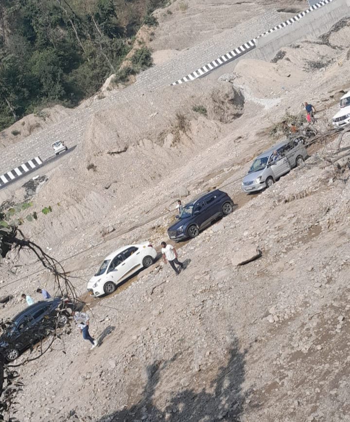 Delhi-Dehradun highway jammed for two hours, vehicles removed from dry river