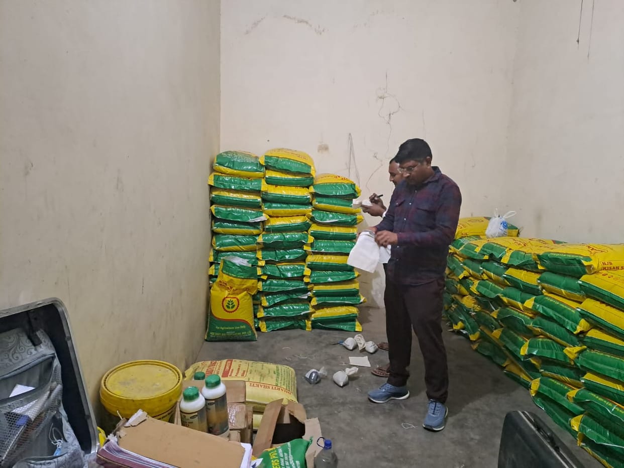 Agriculture department team raided fertilizer warehouse in Uklana, collected samples