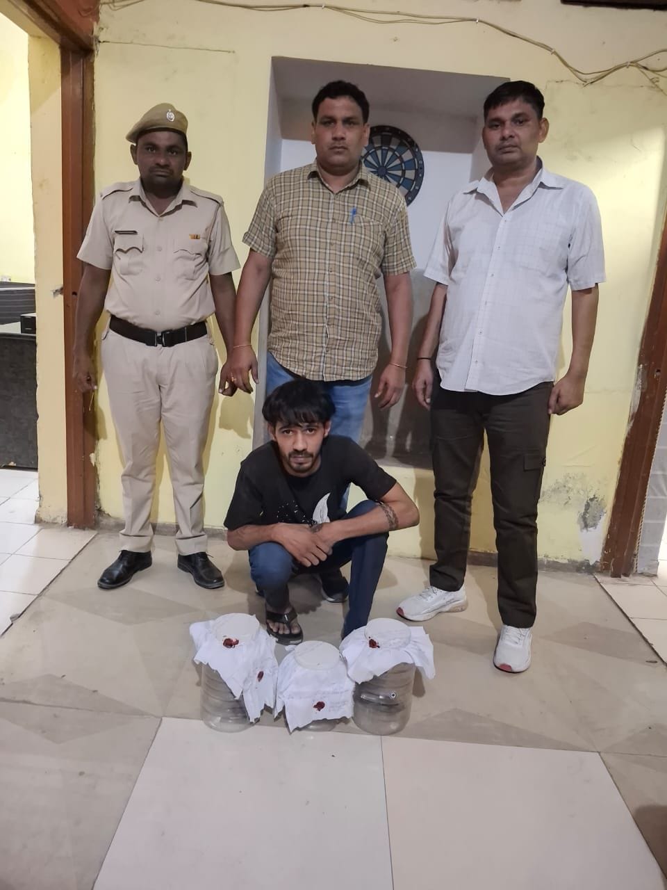 Youth arrested with three pistols and three cartridges