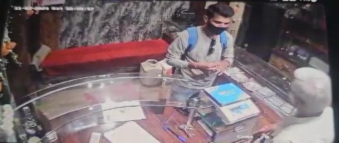 Damoh young man took out his favorite gold ring and ran away after cheating police after wearing it