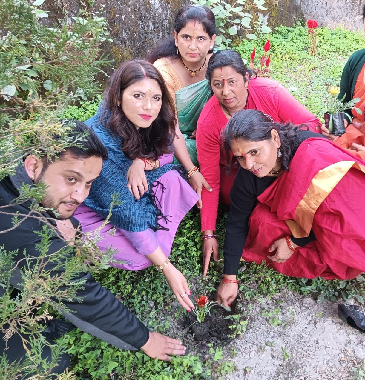 The smell of flowers will attract tourists on the lake shore