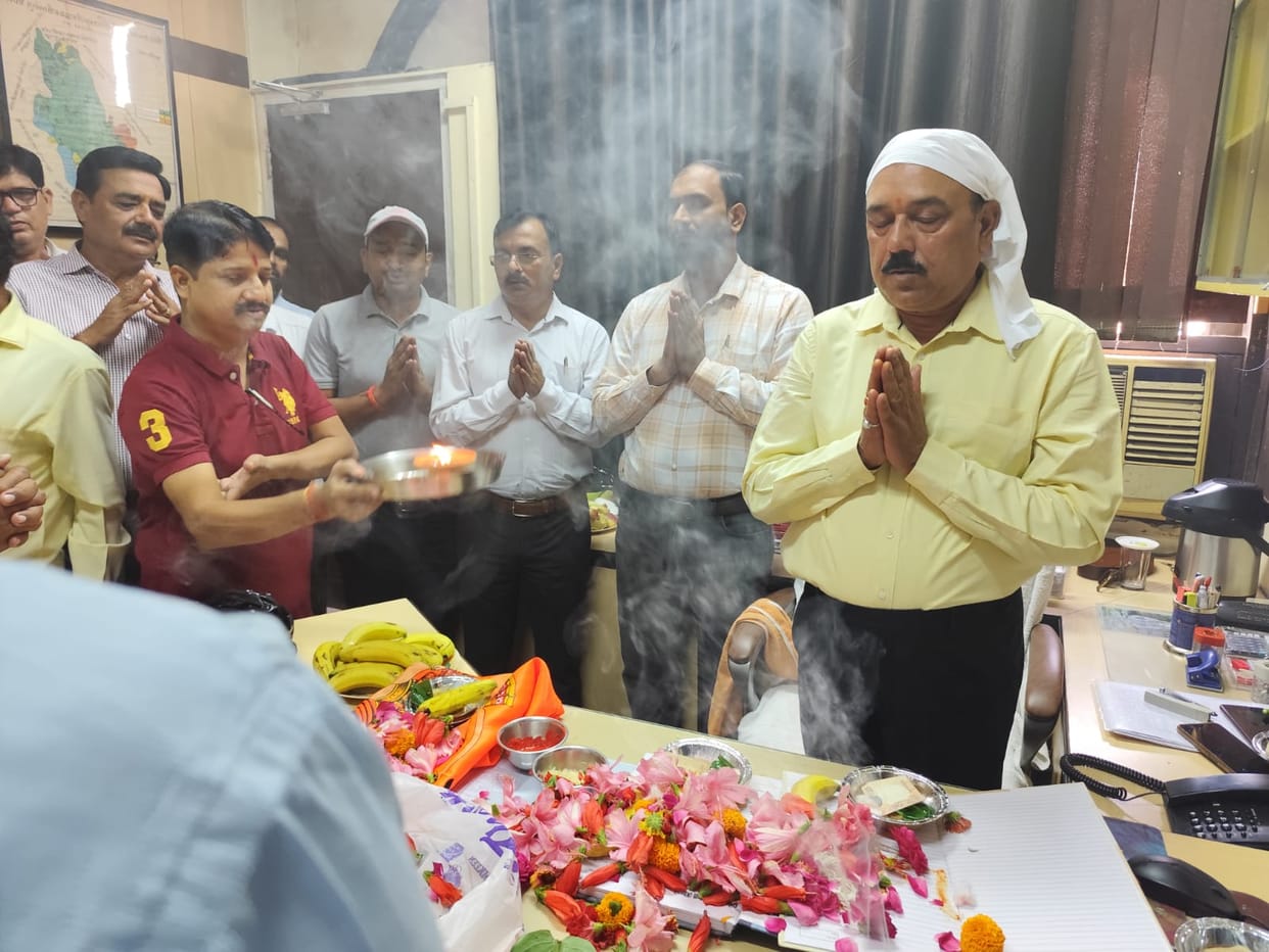 DM inaugurated the crushing season by putting sugarcane in the cart