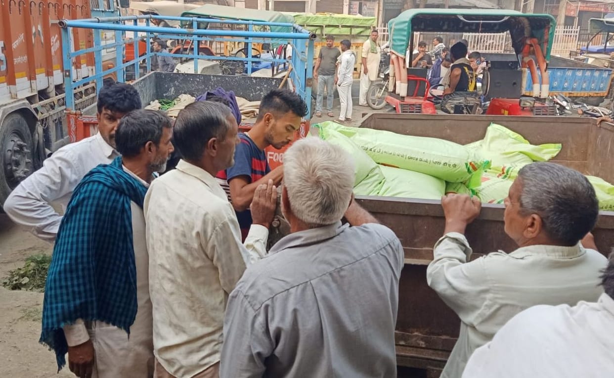 DAP fertilizer truck reached Bawanikheda, farmers heaved a sigh of relief