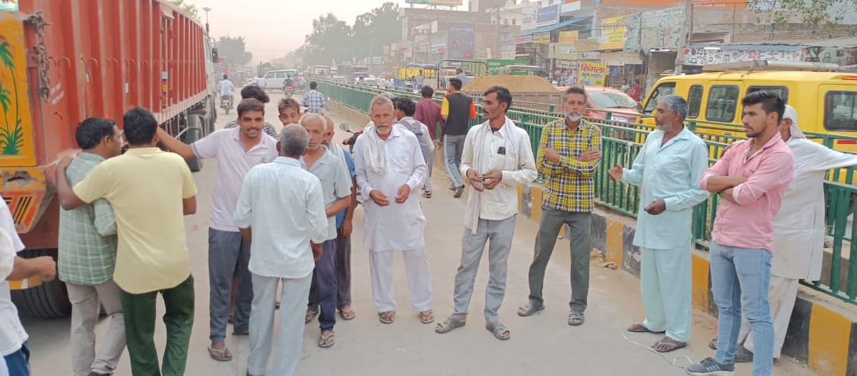 Farmers angry over non-availability of fertilizer blocked the road for 30 minutes, removed after persuasion of police station in-charge