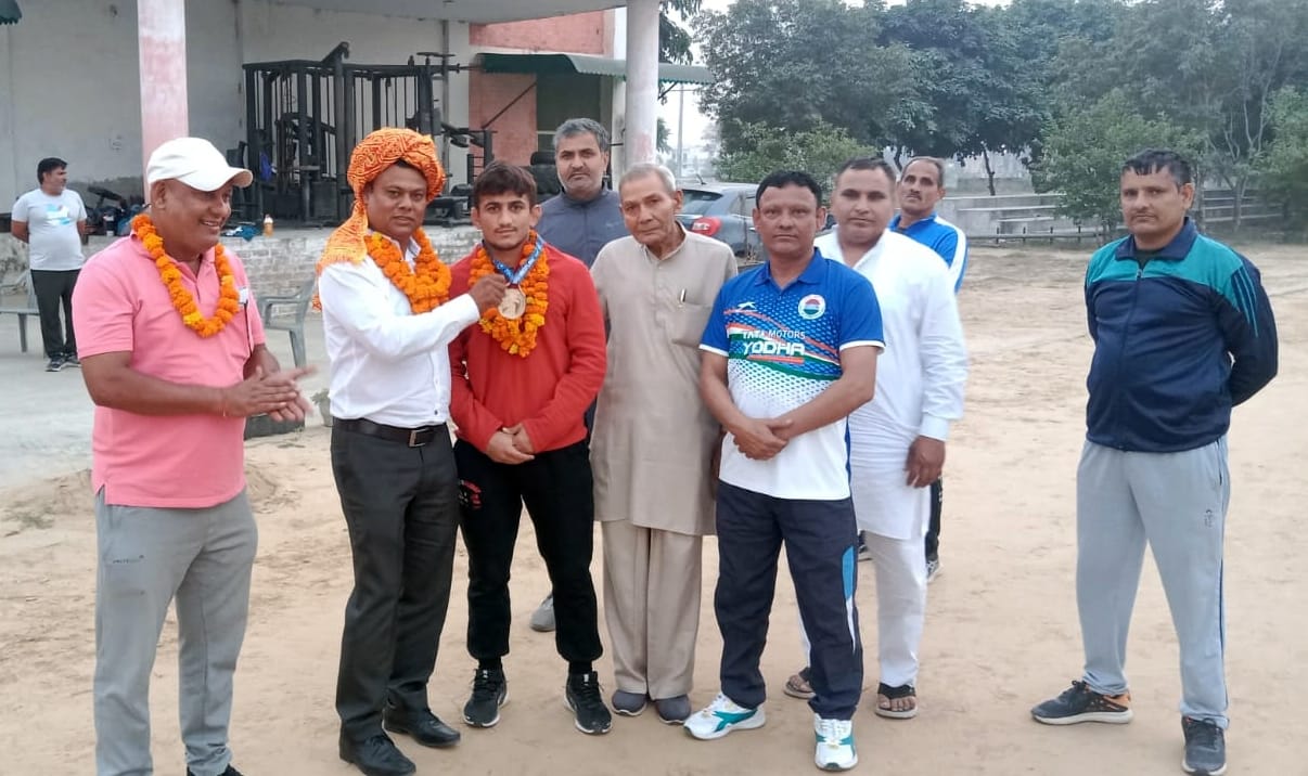 District Sports Officer honored world champion Chirag