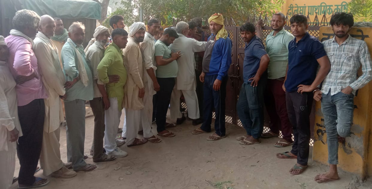DAP fertilizer distributed under police guard in village Leghan