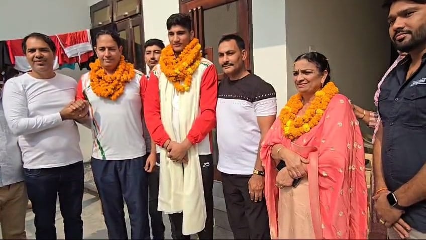 Gold medal winner Hemant welcomed on reaching home