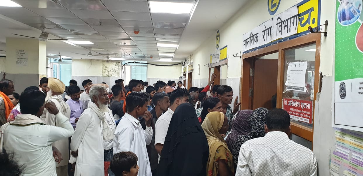 Crowd gathered in the district hospital, 1590 new patients arrived