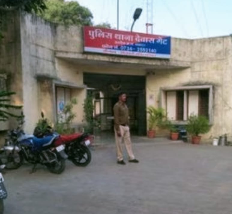 Ujjain car driver crushed scooter rider in such way that he died he kept writhing in pain on road 15 minutes