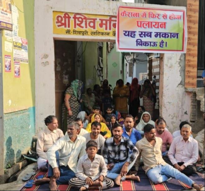 Dalits sitting on strike by putting up migration posters in Kairana