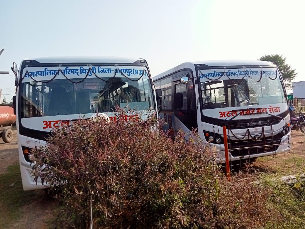 लोकार्पण होने के बाद नगर पालिका कार्यालय में खड़े वाहन