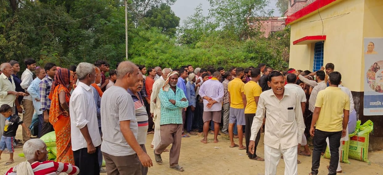 Fight for DAP, farmers standing in line since morning