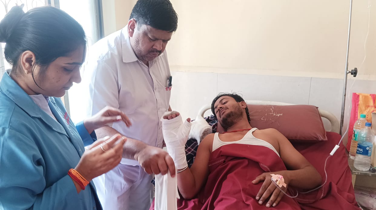 Damoh Had to go to government hospital 108 employees got injured admitted to private hospital