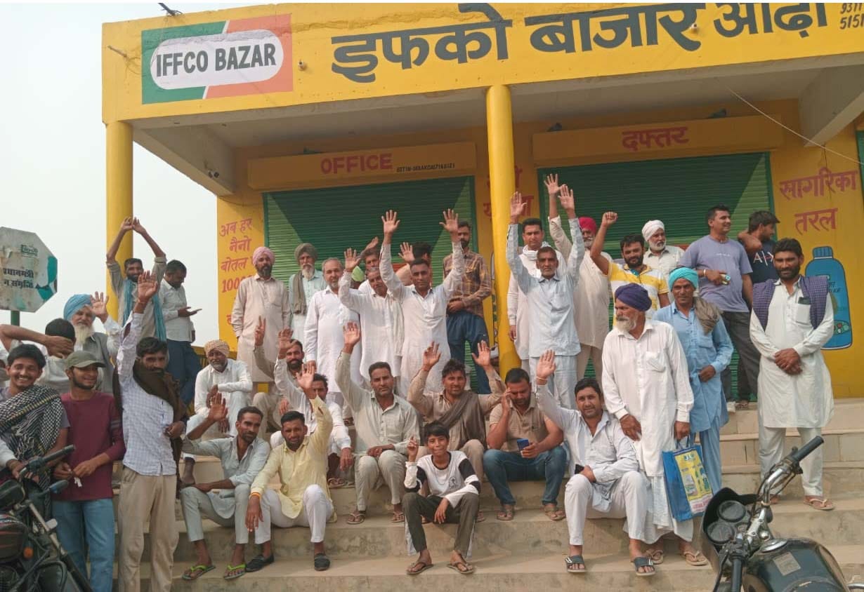 Shortage of DAP: After standing in queue for hours, 250 farmers got only one bag of DAP