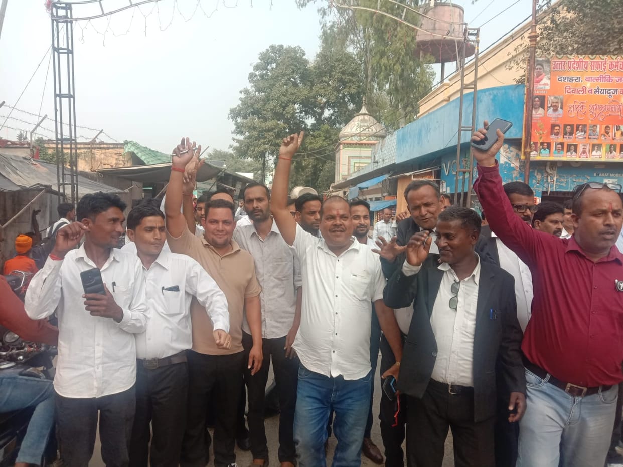Lawyers are angry over Ghaziabad incident, staged protest and submitted memorandum