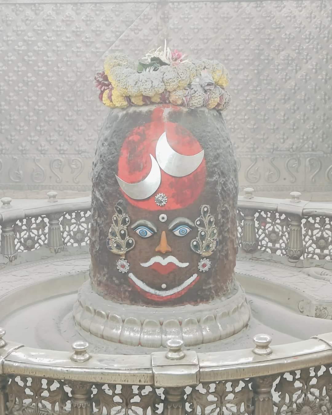 Baba Mahakal decorated with vermilion abir gulal Bhasmaarti devotees were stunned to see decoration two moons