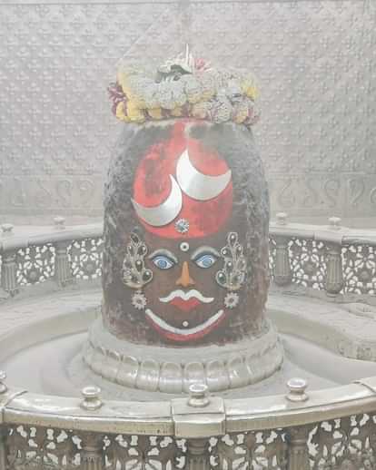 Baba Mahakal: सिंदूर, अबीर और गुलाल से भस्मारती में सजे महाकाल, दो चंद्र का शृंगार देख श्रद्धालु रह गए दंग Baba Mahakal decorated with vermilion abir gulal Bhasmaarti devotees were stunned to see decoration two moons