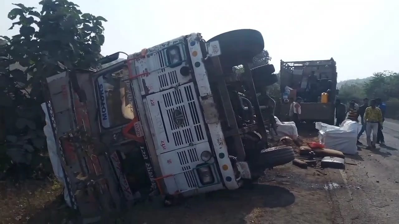 सड़क पर पलटा ट्रक