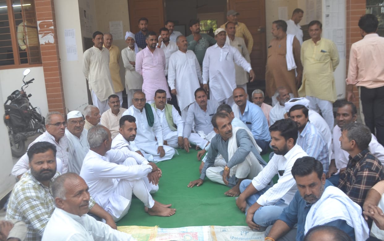 Farmers create ruckus at the Sugarcane Committee office for not changing the sugarcane purchasing center.