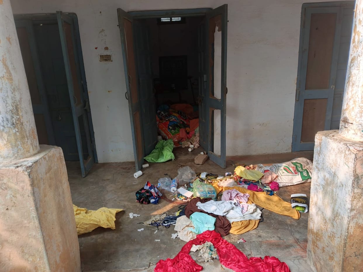 Stolen goods by breaking the weighing scale of Ayurvedic dispensary