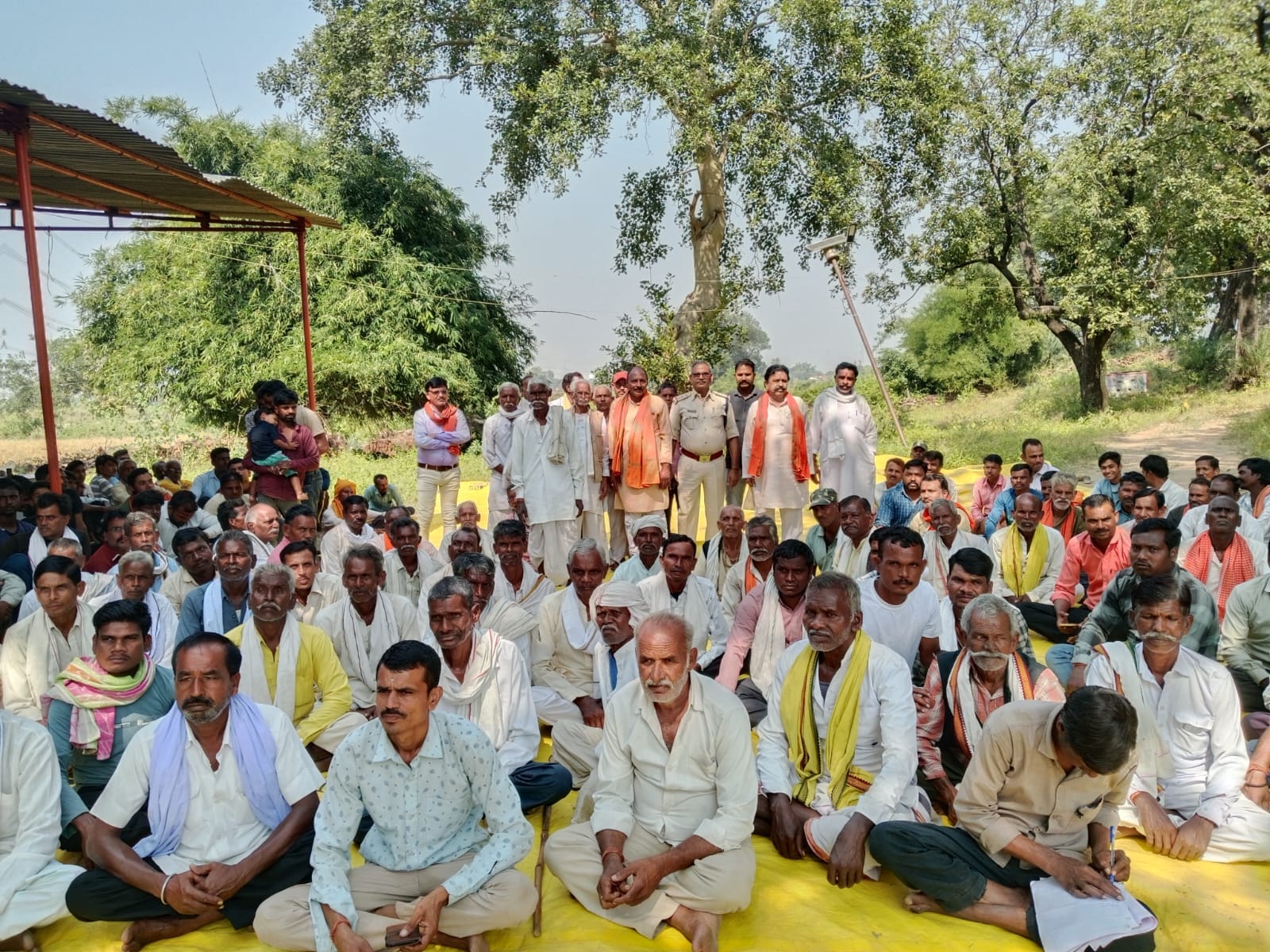 बैठक में मौजूद ग्रामीण