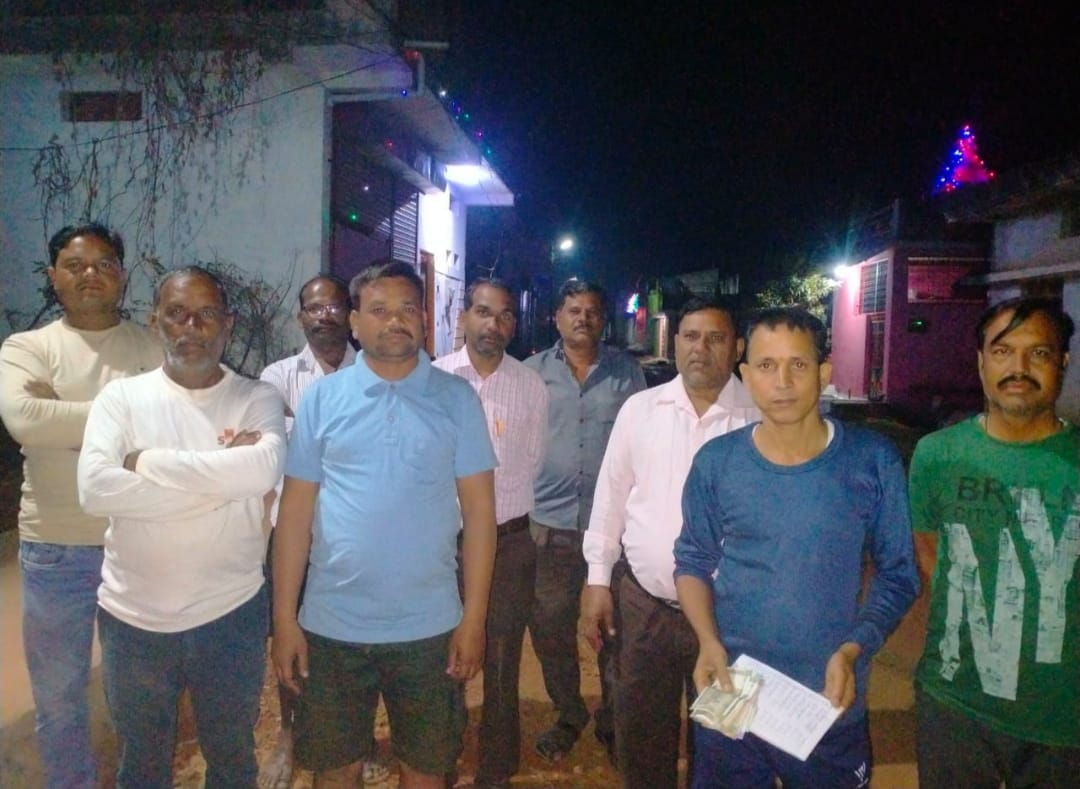 Damoh When the city council ignored it, the ward residents collected donations to fill the potholes on road